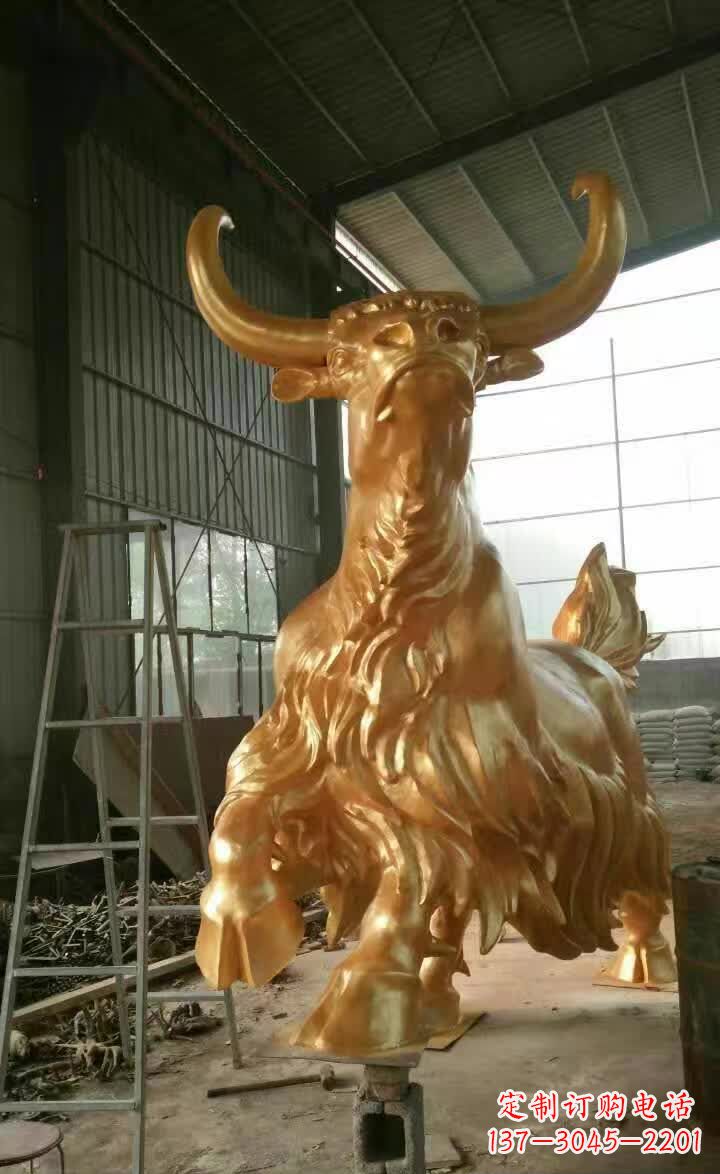 岳阳不锈钢城市的钛金牦牛雕塑