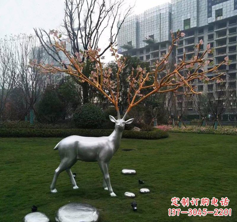 岳阳不锈钢公园的梅花鹿雕塑