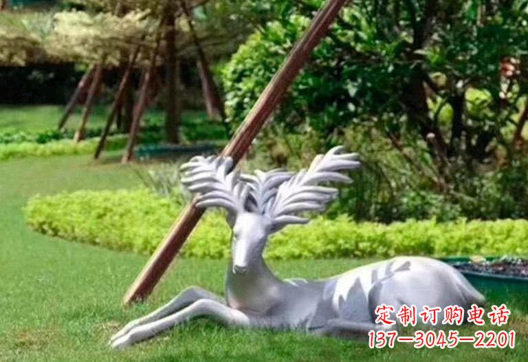 岳阳不锈钢公园大角鹿雕塑精致而美丽