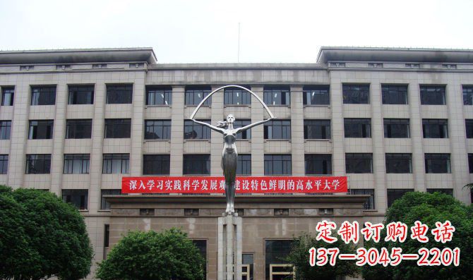岳阳纪念学生的不锈钢雕塑