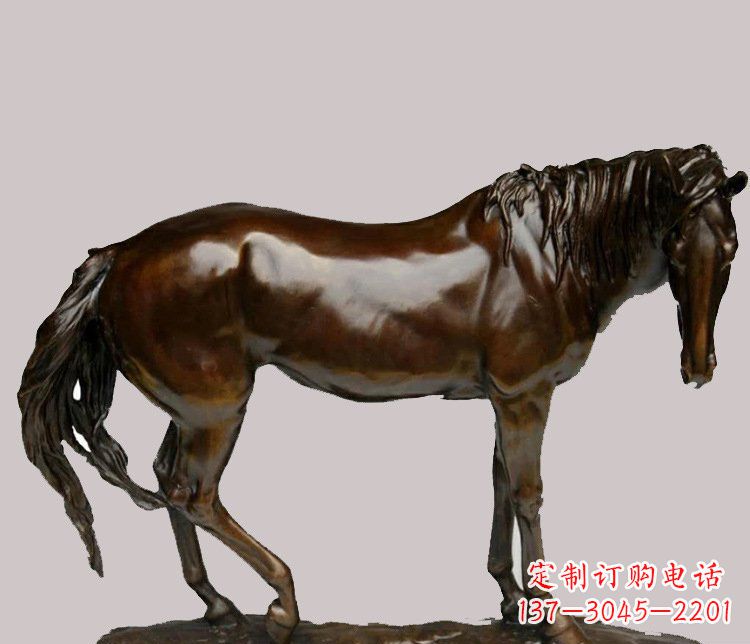 岳阳草原上的动物雕塑