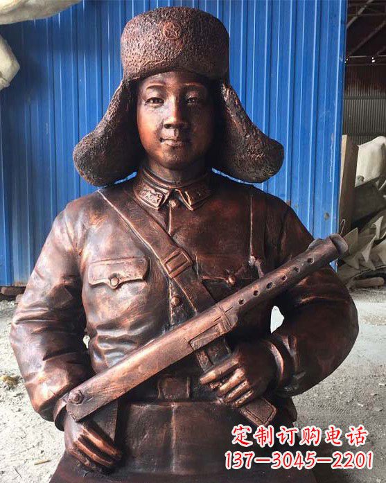 岳阳雷锋雕塑象征着无私奉献的力量
