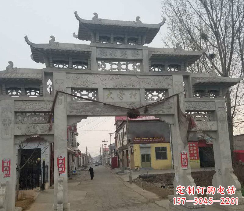 岳阳村庄三门石牌坊石雕传承古老文化