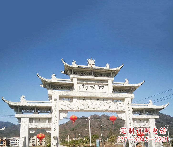 岳阳村庄的牌坊雕塑