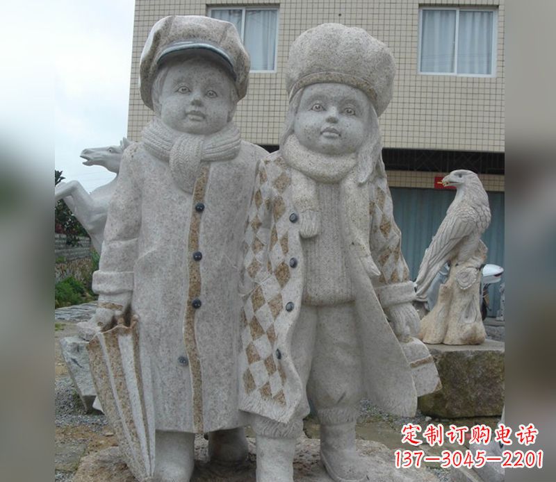 岳阳公园情侣人物石雕