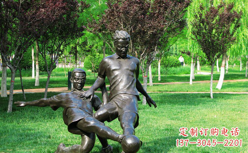 岳阳公园踢足球的人物铜雕 (2)