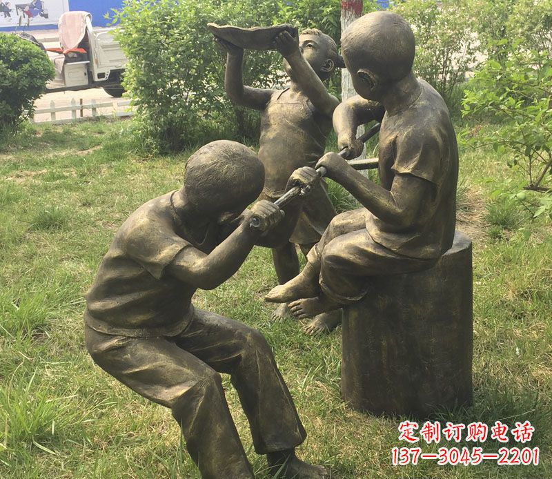 岳阳公园玩水的儿童铜雕