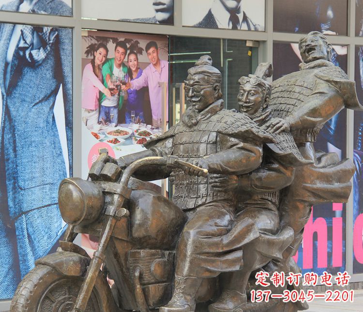 岳阳铜雕步行街骑摩托人物雕塑