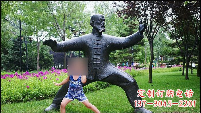 岳阳铜雕打太极拳的老人