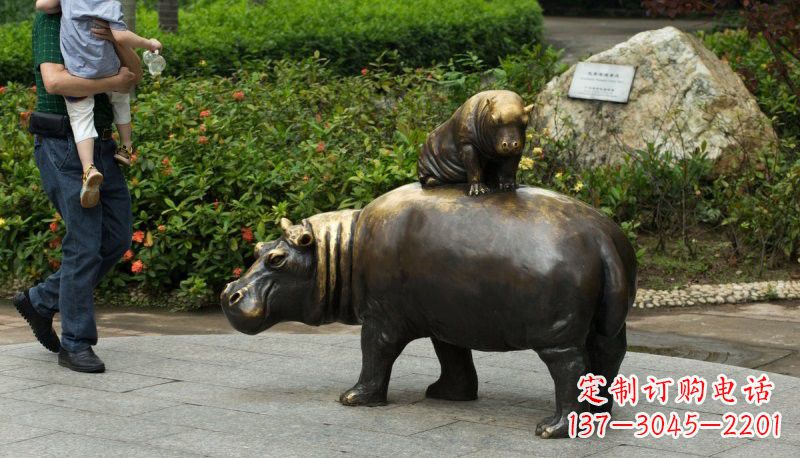 岳阳铜雕母子河马