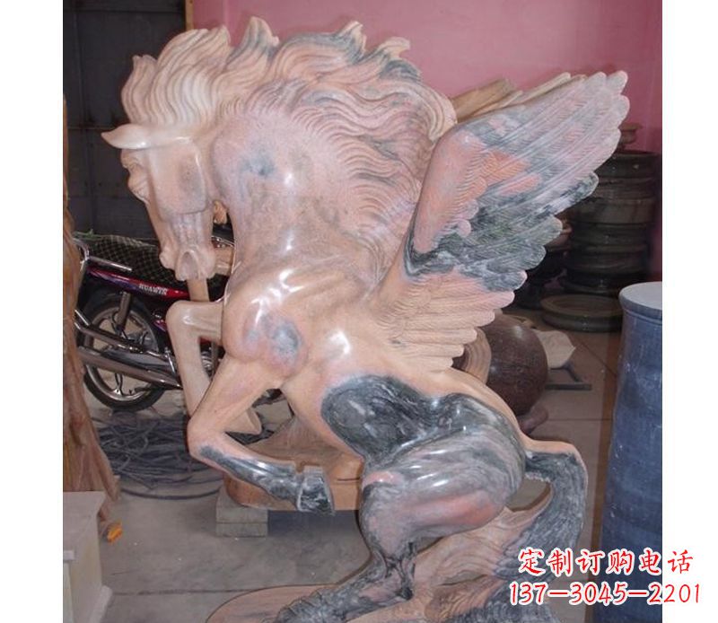 岳阳晚霞红奔马石雕
