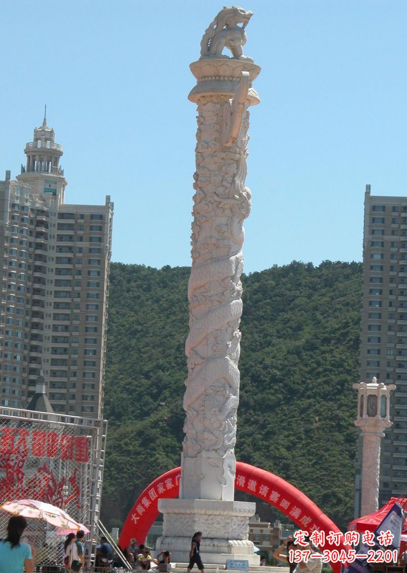 岳阳晚霞红广场龙柱
