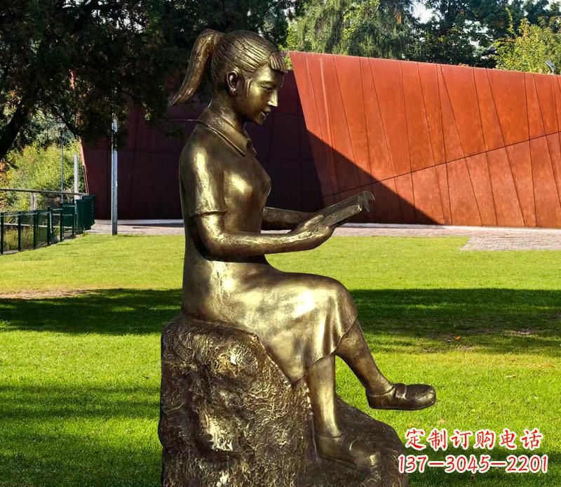 岳阳校园看书的女孩铜雕