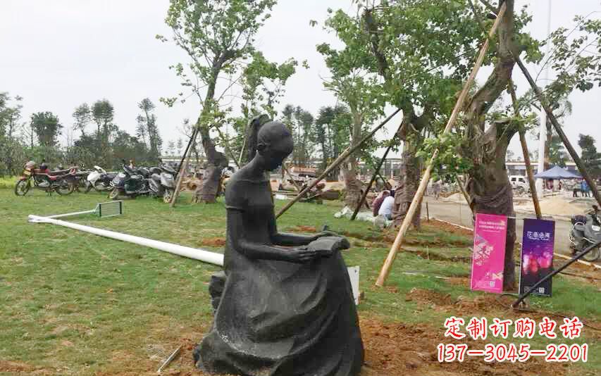 岳阳校园看书女孩雕塑