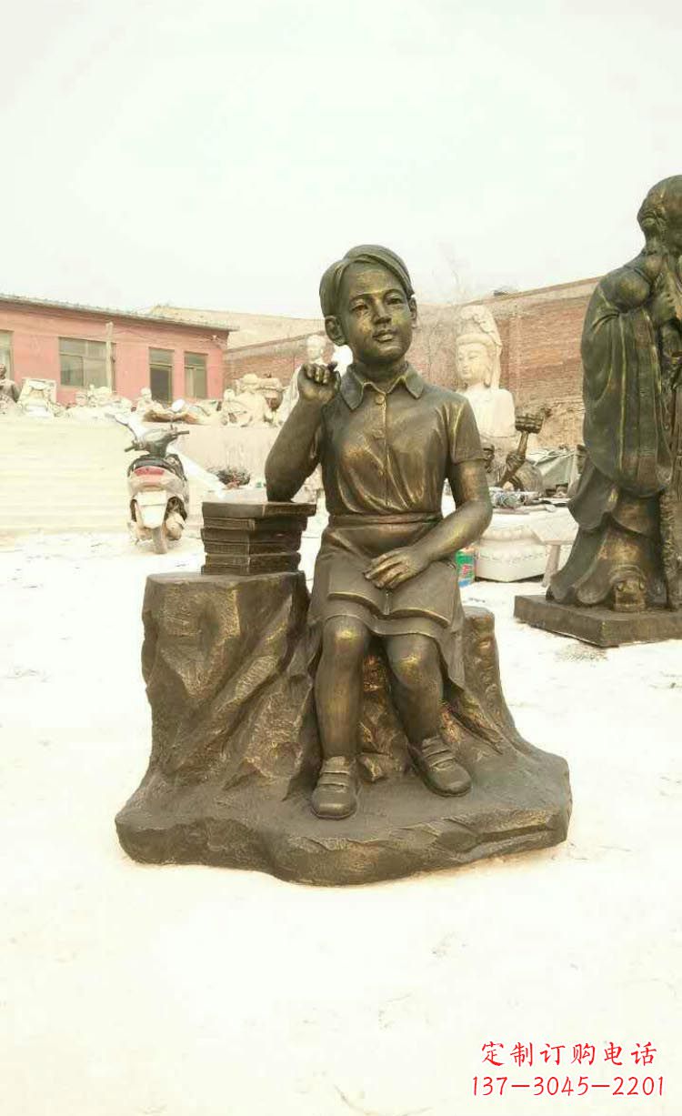 岳阳校园看书思考的学生铜雕