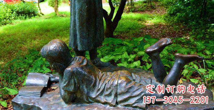 岳阳校园趴着看书的小男孩人物铜雕