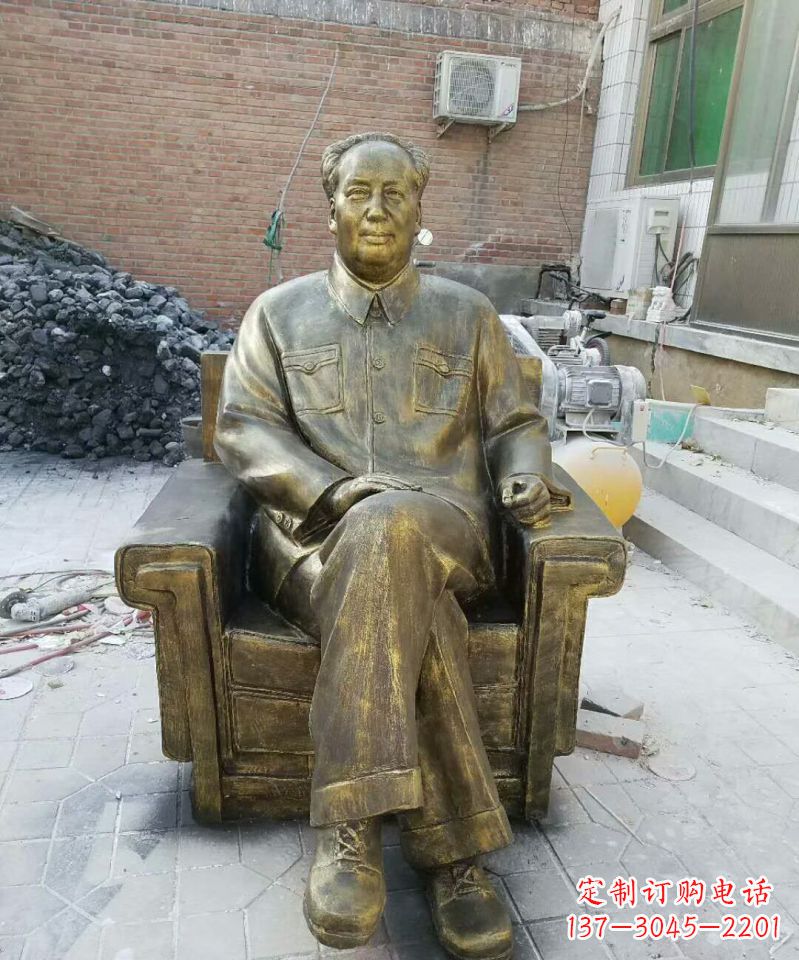 岳阳坐沙发的毛主席铜雕